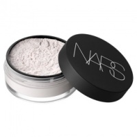 бесцветная пудра Poudre libre fixante réfléchissant la lumière от Nars