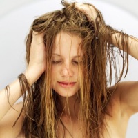 Как правильно ухаживать за волосами, чтобы избежать сухости и ломкости 